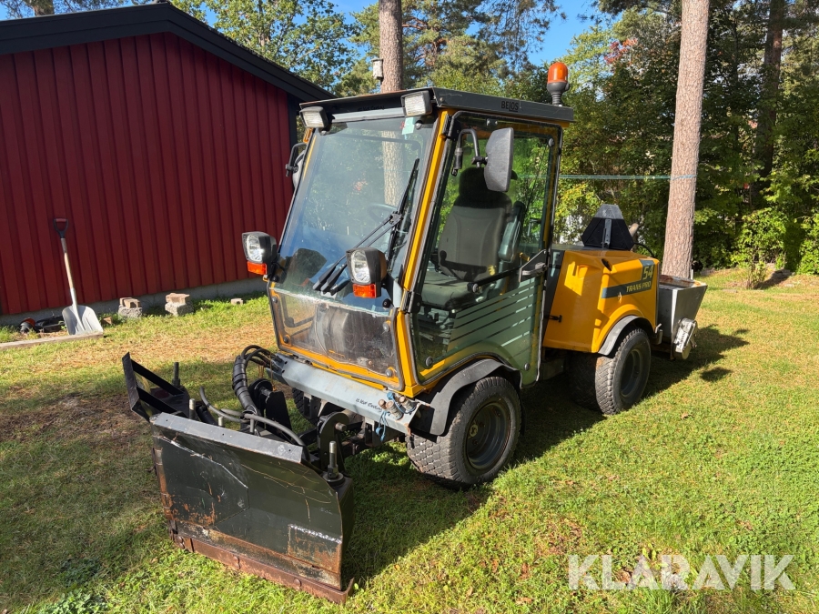 Redskapsbärare Belos Trans Pro 54 med plog och sandspridare