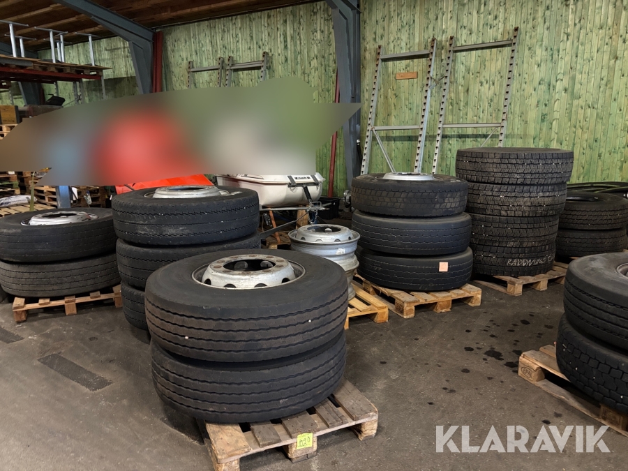 Blandat parti lastbilsdäck 16st med 2 st fälgar