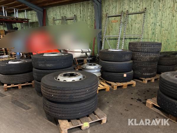 Blandat parti lastbilsdäck 16st med 2 st fälgar