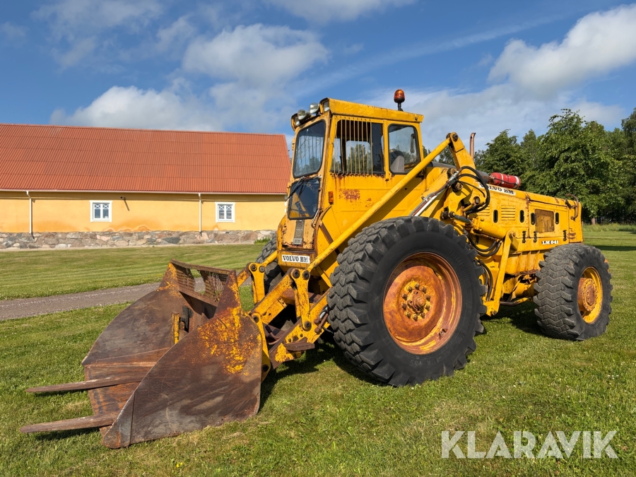 Baklastare Volvo BM LM 841 med skopa och pallgafflar