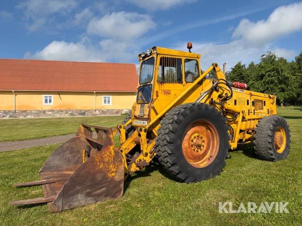 Baklastare Volvo BM LM 841 med skopa och pallgafflar