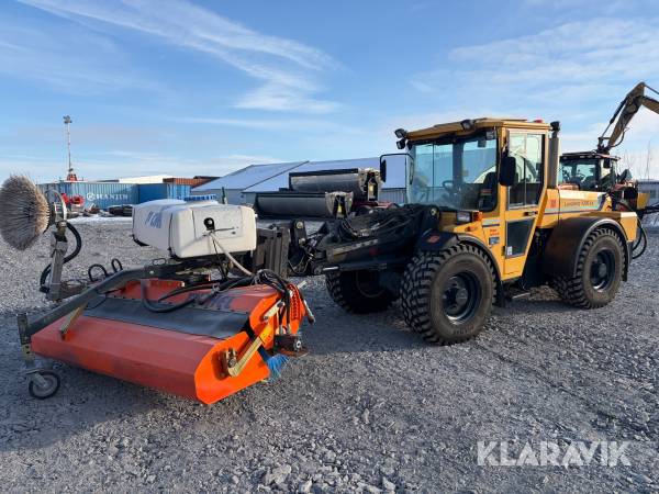 Redskapsbärare Lundberg 4200 LS med sopvals och vikplog teleskop