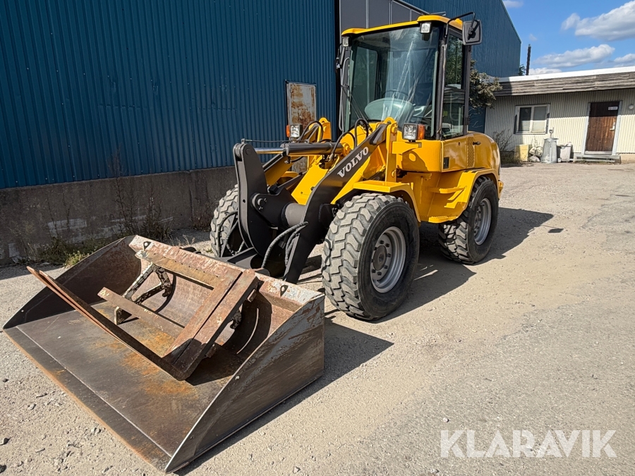 Hjullastare Volvo L30B med skopa och gafflar