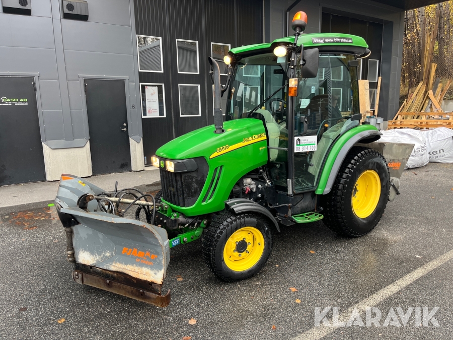 Traktor John Deere 3720 med vikplog, sandspridare & sopmaskin