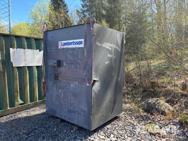 Verktygscontainer med utdragbart bord och gallerinredning