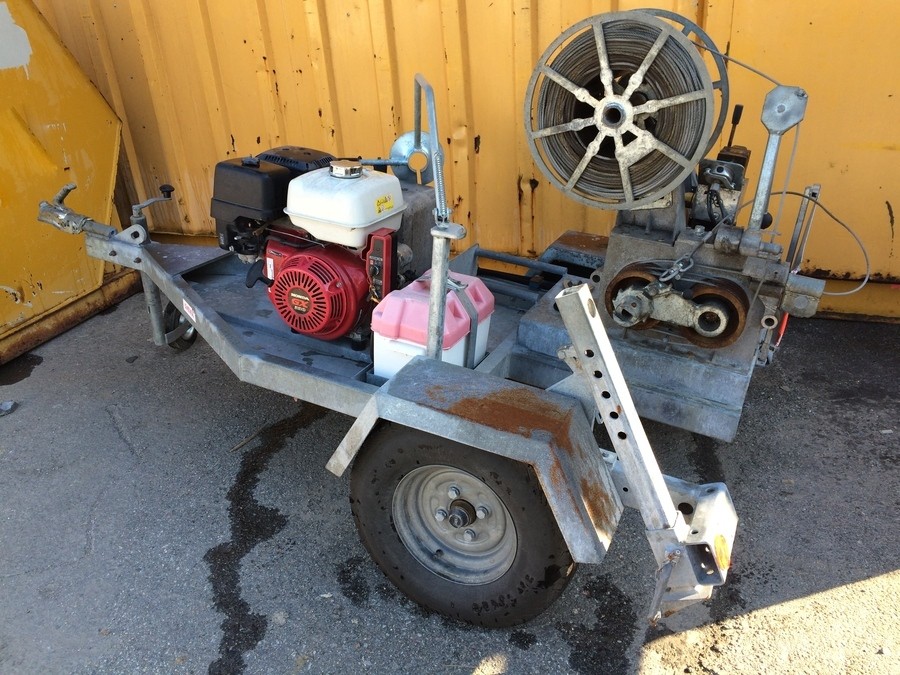 Kabeldragare med vinsch på släp