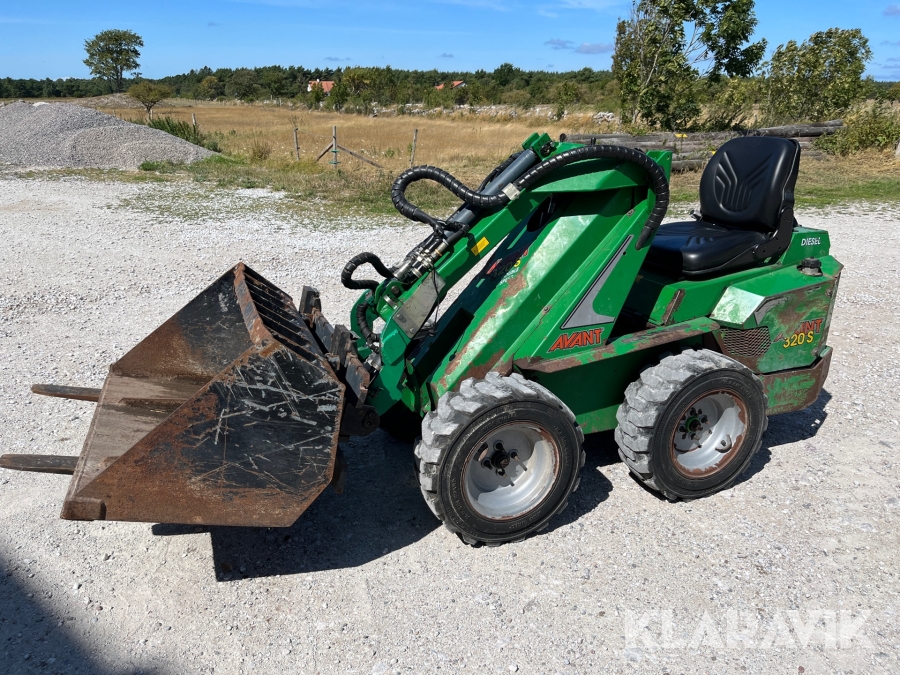 Kompaktlastare Avant 320S Double speed glidstyrd med skopa & gafflar