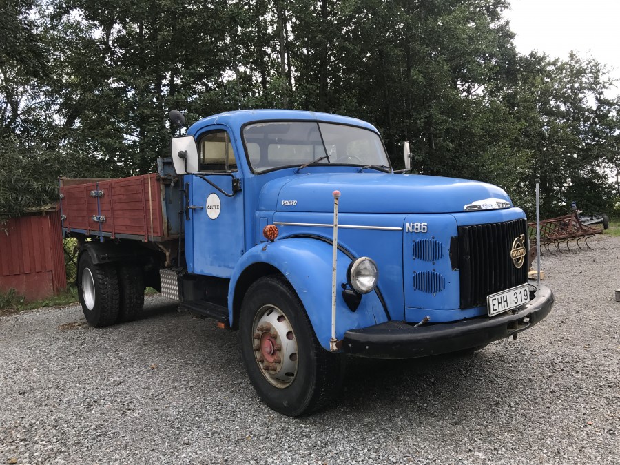 Lastbil VOLVO N 8644 T med kran