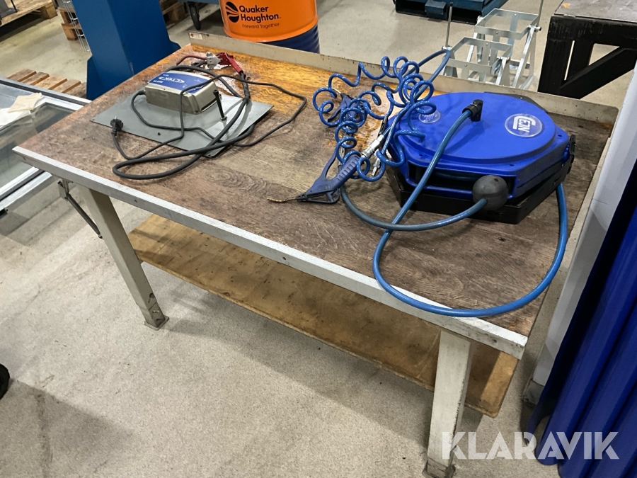 Arbetsbord inklusive batteriladdare och slangvinda för tryckluft