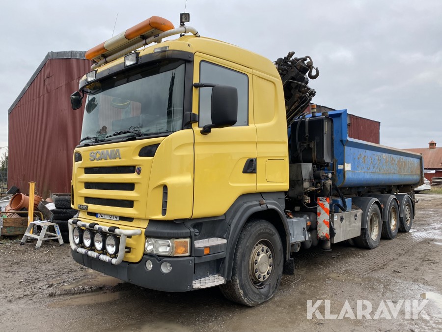 Lastbil Scania R420 8X4 med lastväxlare och kran