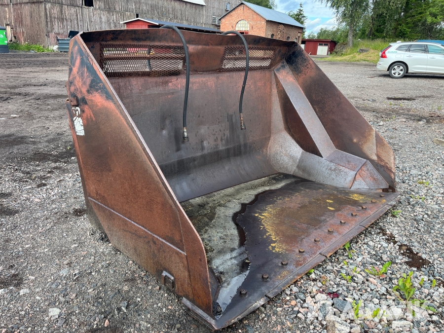 Högtippande skopa med Stora BM-fäste