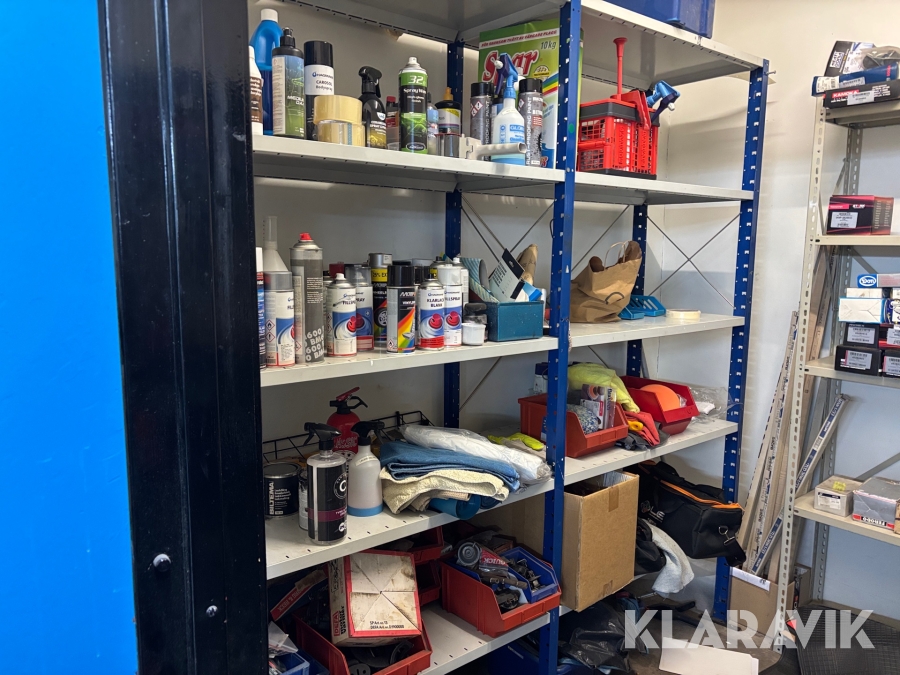 Verkstadhylla med innehåll