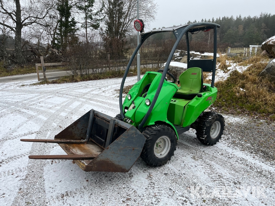 Kompaktlastare Avant M218 EMNT med redskap