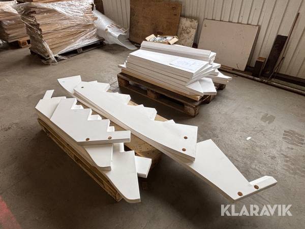 Furu Snickeribyggd trappa underliggande vanger