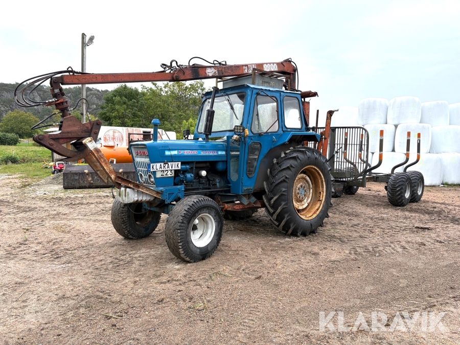 Traktor Ford 5000 med skogskran och kärra