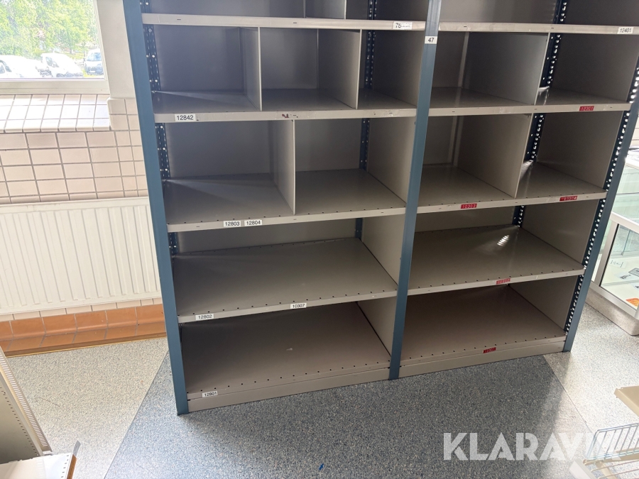 Lagerhylla med flyttbara avdelare