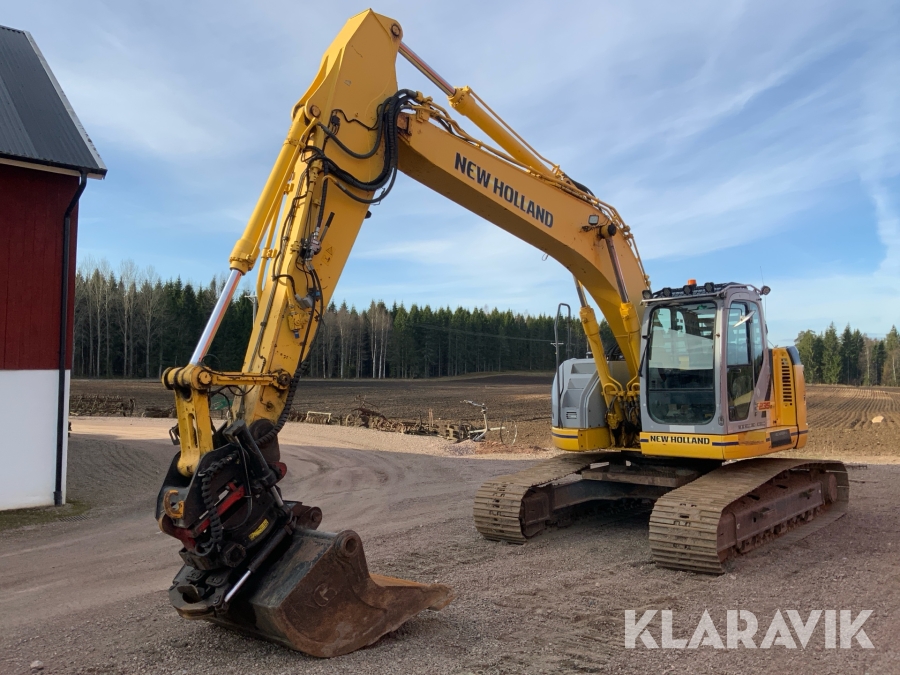 Grävmaskin New Holland E235BSR-2 med flera redskap
