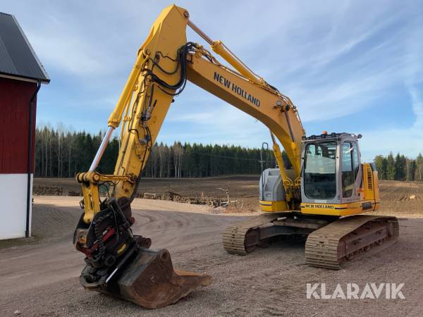 Grävmaskin New Holland E235BSR-2 med flera redskap