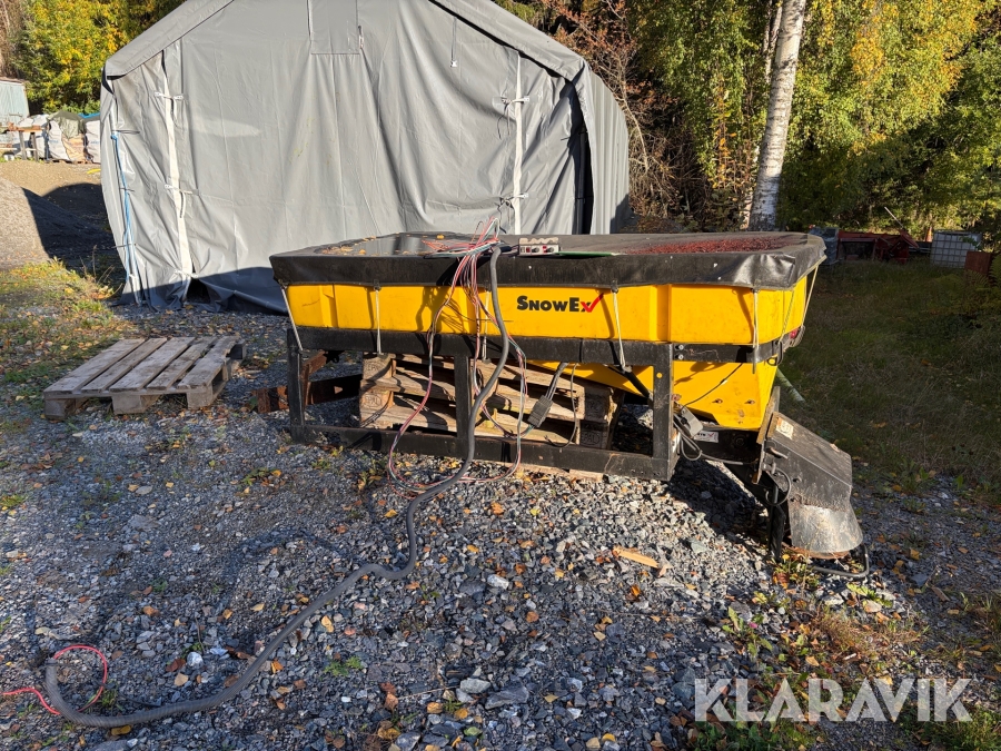 Sandspridare till pickup Snowex Vee PRO 8000