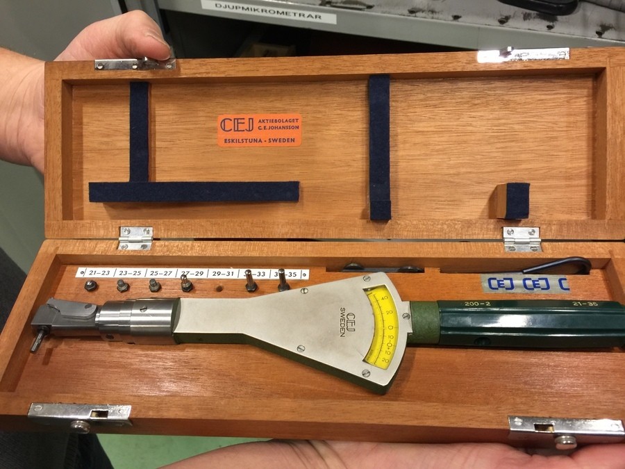 Plåtskåp med div mätverktyg för svarv, fräs och CNC