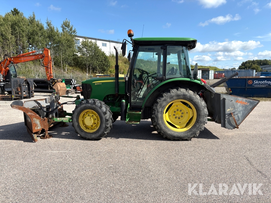Traktor John Deere 5055 E med redskap