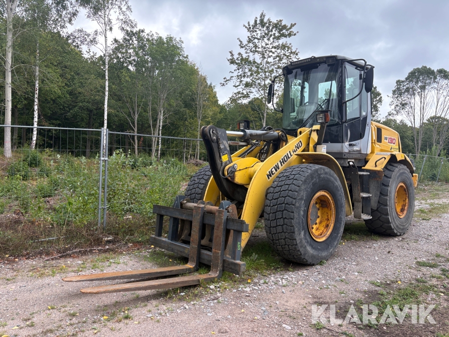 Hjullastare New Holland W130 med vikplog, skopa och gafflar