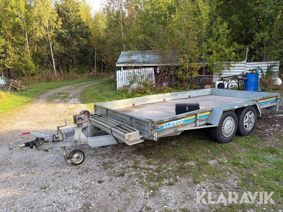 2-Axlat Personbilssläp SM-Släpet 3000 kg med 2 st lastramper och vinterdäck