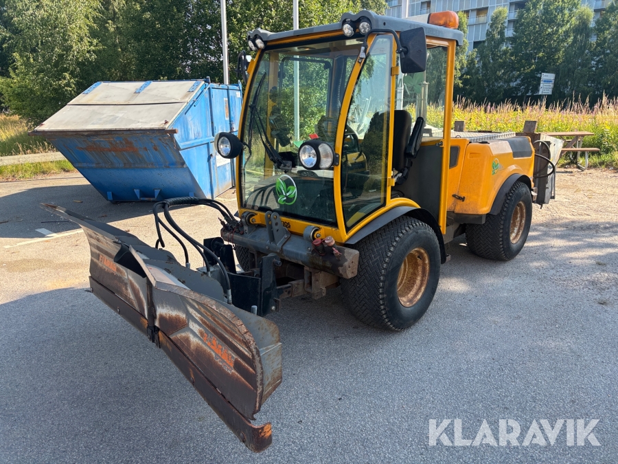 Redskapsbärare Belos Trans Giant med vikplog och sandspridare