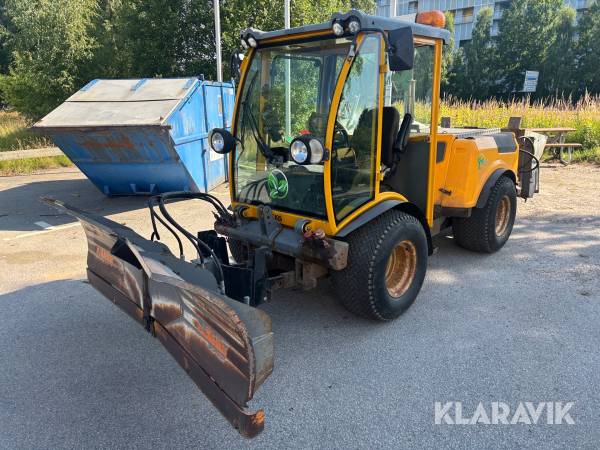 Redskapsbärare Belos Trans Giant med vikplog och sandspridare