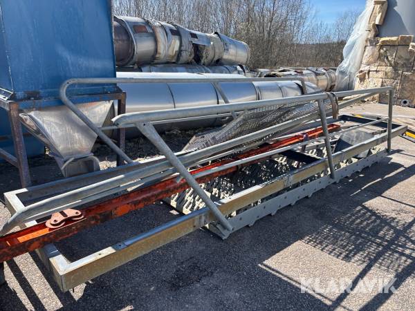 Ståltrappa med plattform och gallerdurk