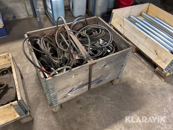 Låda med diverse remmar