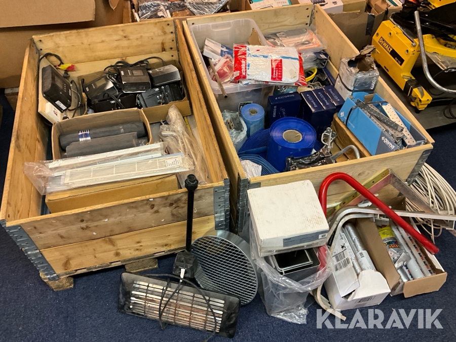 Byggtillbehör parti med blandat material för bygg