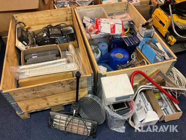 Byggtillbehör parti med blandat material för bygg