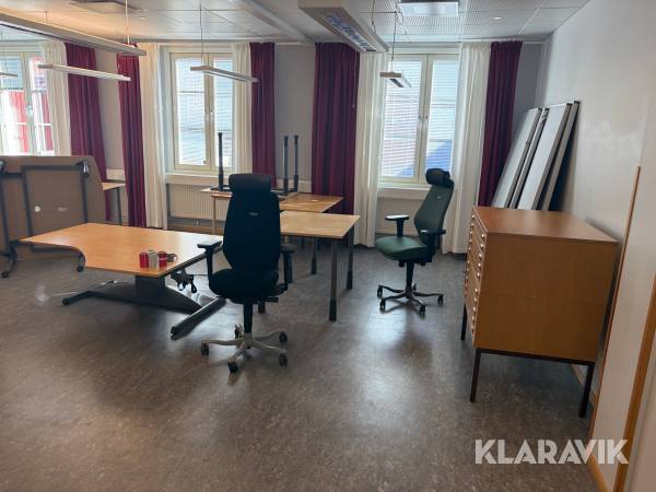 Parti med kontorsmöbler