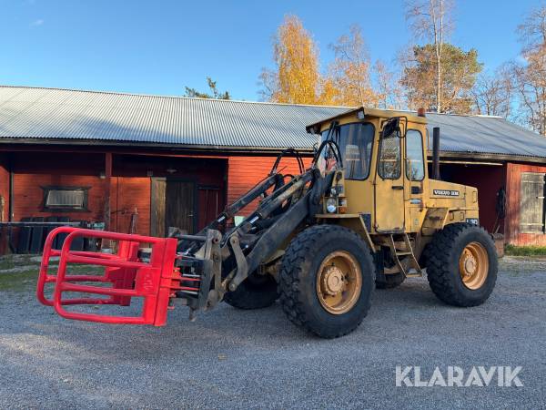 Hjullastare Volvo BM L30 med mycket redskap