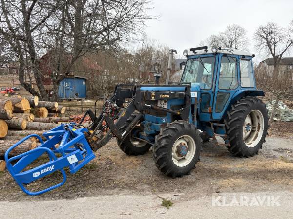 Traktor Ford med trima lastare