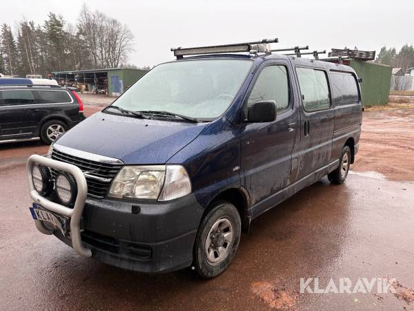 Skåpbil Toyota HiAce AWD med dubbla sidodörrar och inredning bak