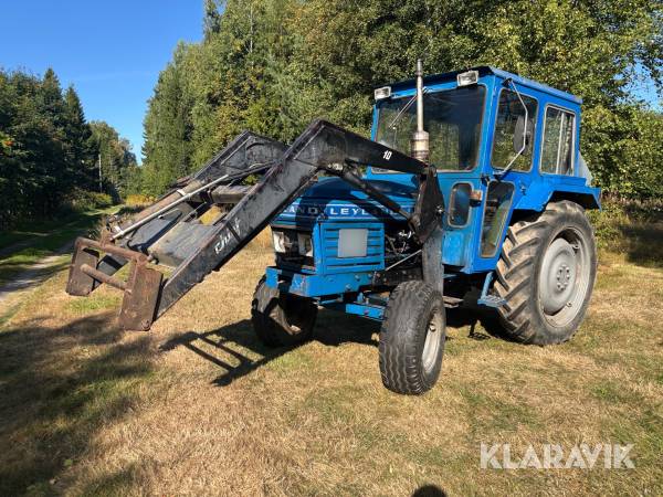 Veterantraktor Leyland 255 med frontlastare