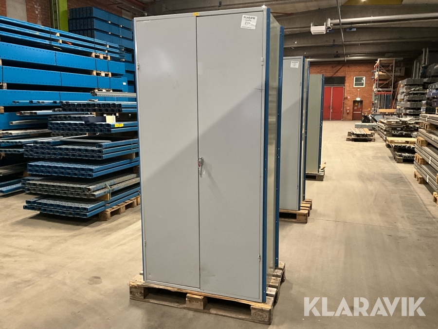 Plåtskåp med hyllplan