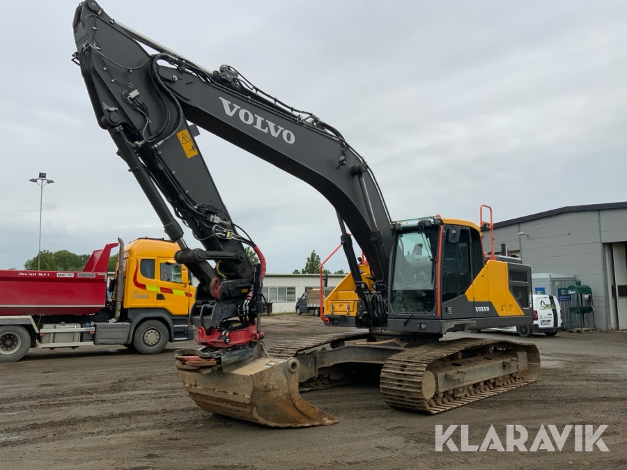 Grävmaskin Volvo EC250 EL rototilt R8 med flera redskap