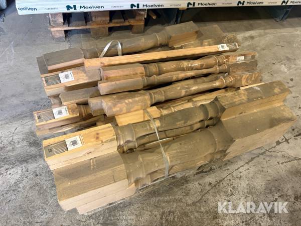 Räckesstolpar i trä Nordingrå