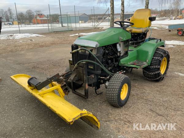 Redskapsbärare John Deere 455 Tractor med snöplog och klippaggregat