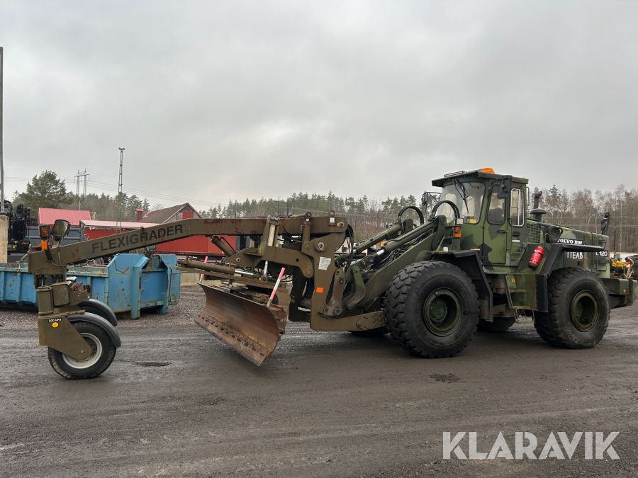 Hjullastare Volvo BM L 120 med väghyvel och skopa