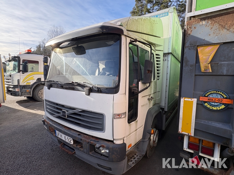 Lastbil Volvo FI6 H med höj-sänkbart skåp och bakgavellyft