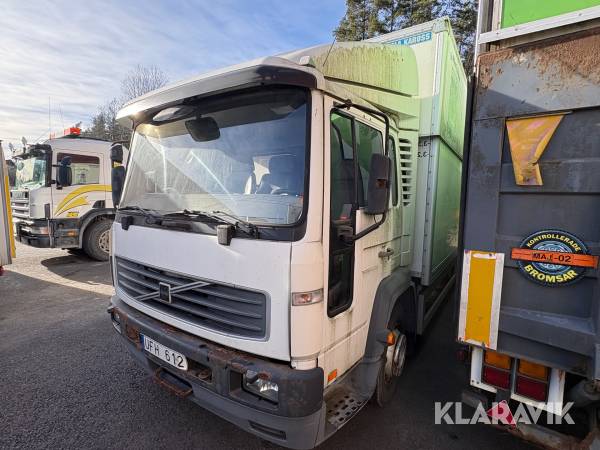 Lastbil Volvo FI6 H med höj-sänkbart skåp och bakgavellyft