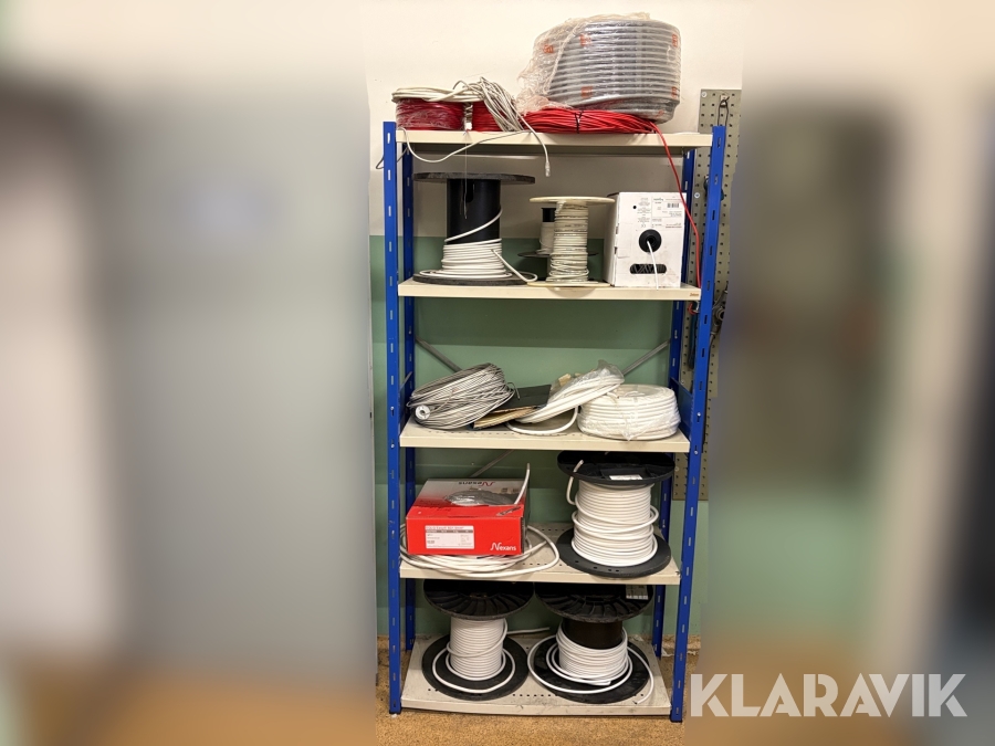 Lagerhylla med elkablar