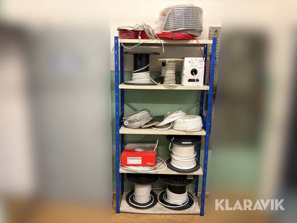 Lagerhylla med elkablar