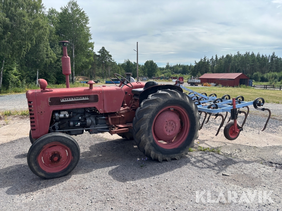 Traktor International B275 Diesel med kultivator