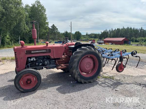 Traktor International B275 Diesel med kultivator