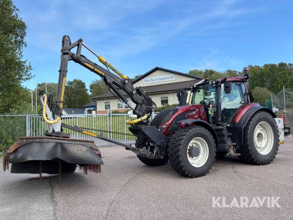 Traktor Valtra T234 med släntklippare